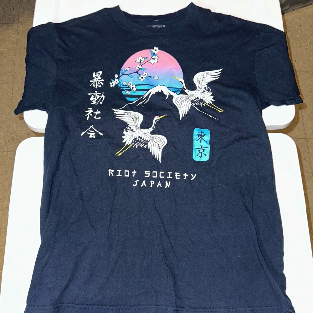 Riot Society Japan T-shirt Sz M Crane Blossom Print Short Sleeved